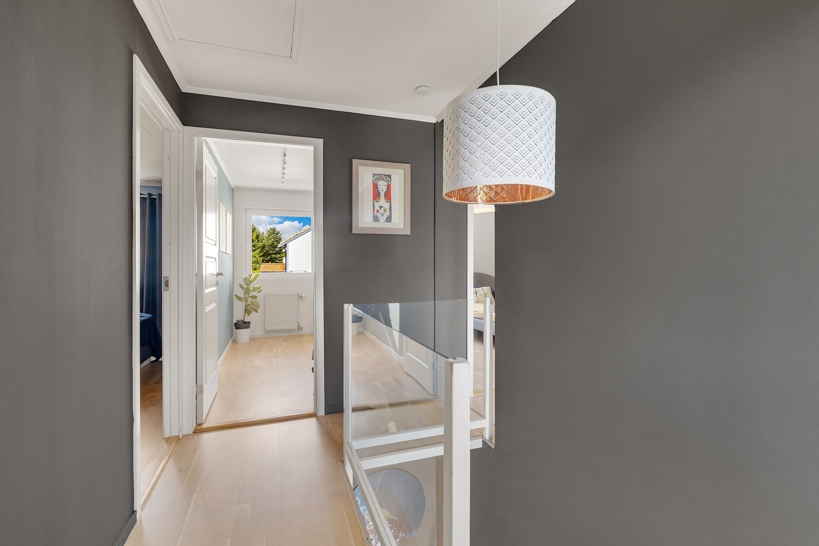 Gang med inngang til øvrige rom. Galleribilde