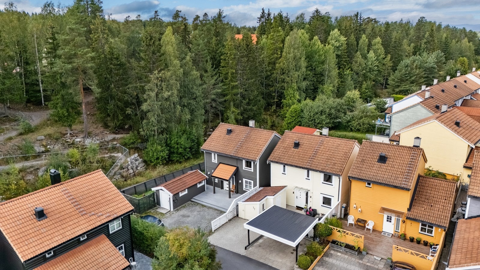 Boligen ligger rolig og trygt til i blindvei med skolen like ved. Trygg skolevei for barn og fin intern beliggenhet på feltet. Galleribilde