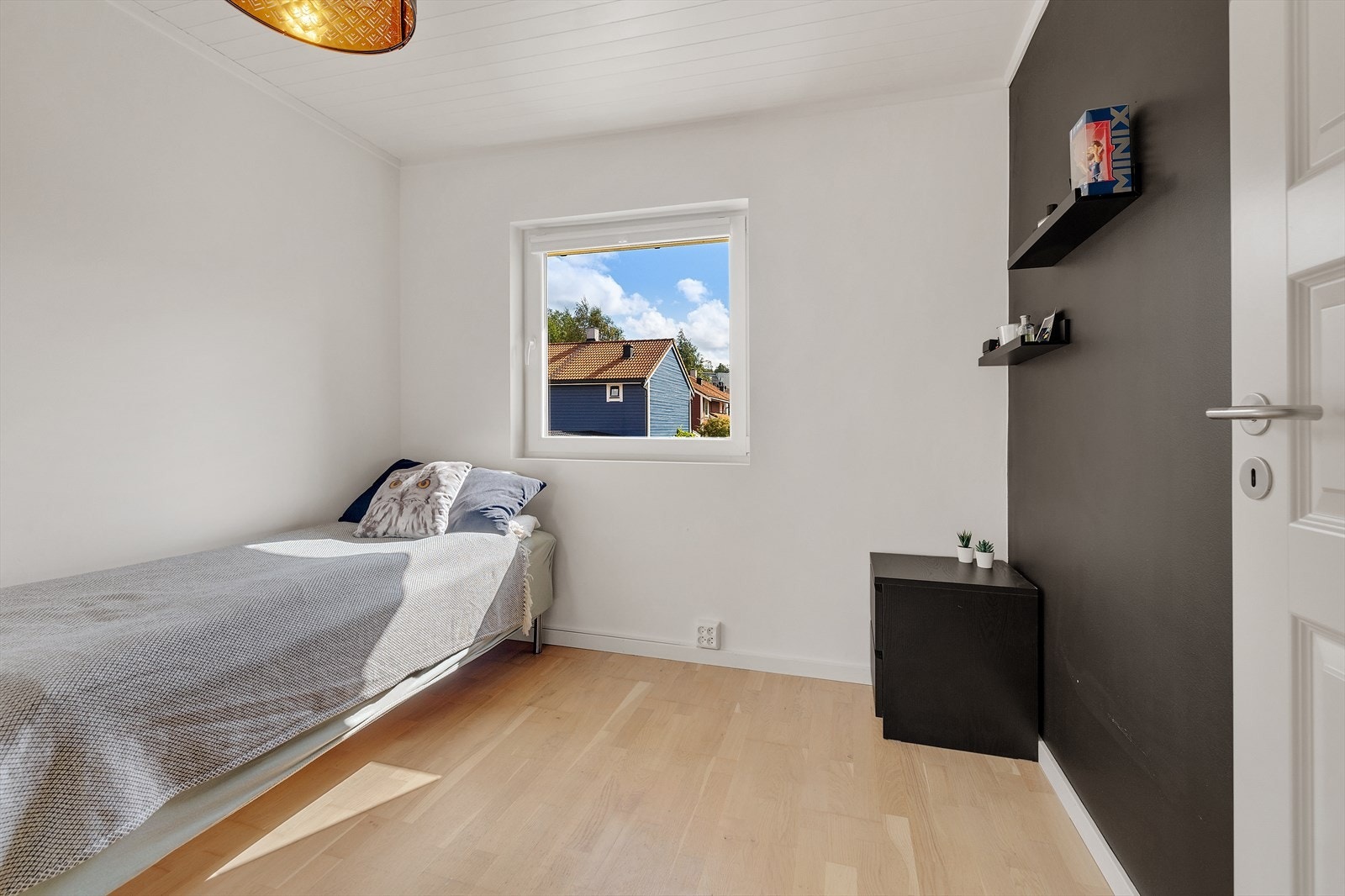 Soverom nr.4 med plass til seng, nattbord og garderobeløsning. Galleribilde
