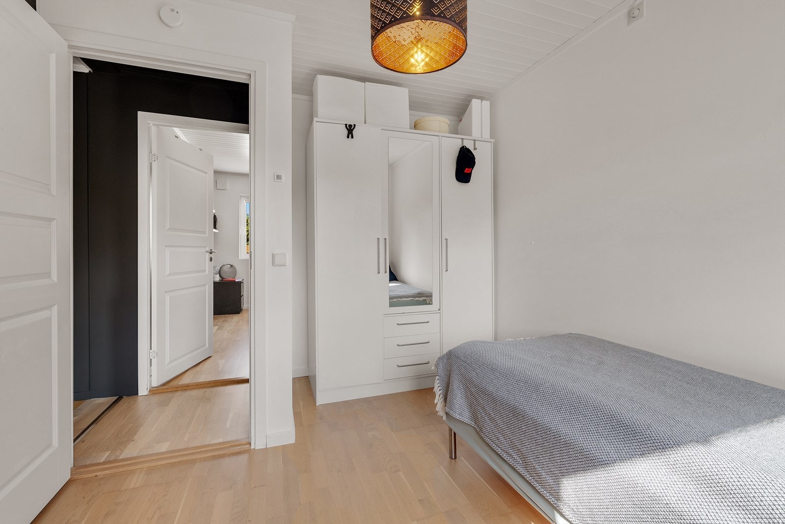 Rommet er av god størrelse og passer ypperlig som barnerom, gjesterom eller kontor - alt etter ønske og behov. Galleribilde