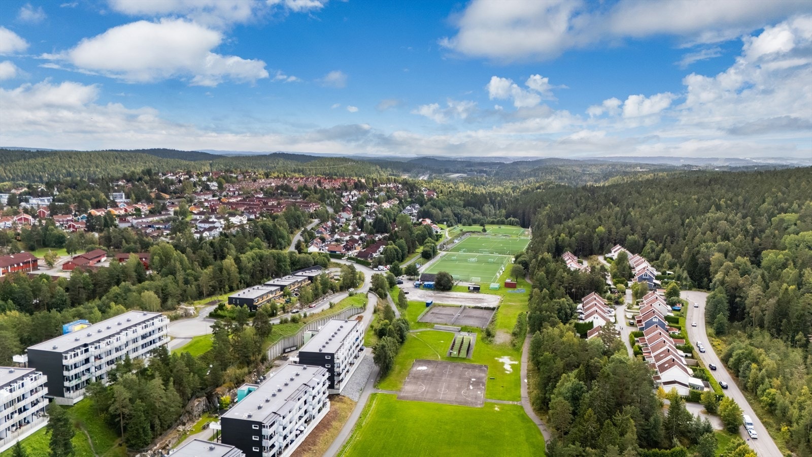 Kort vei til fotballbane for store og små. Galleribilde