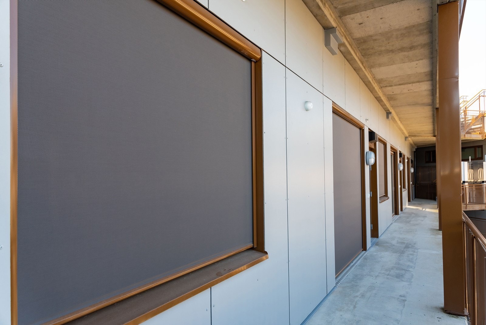 Det er utenpåliggende persienner med fjernkontroll på alle vinduer og glassdører for behagelig solskjerming. Galleribilde