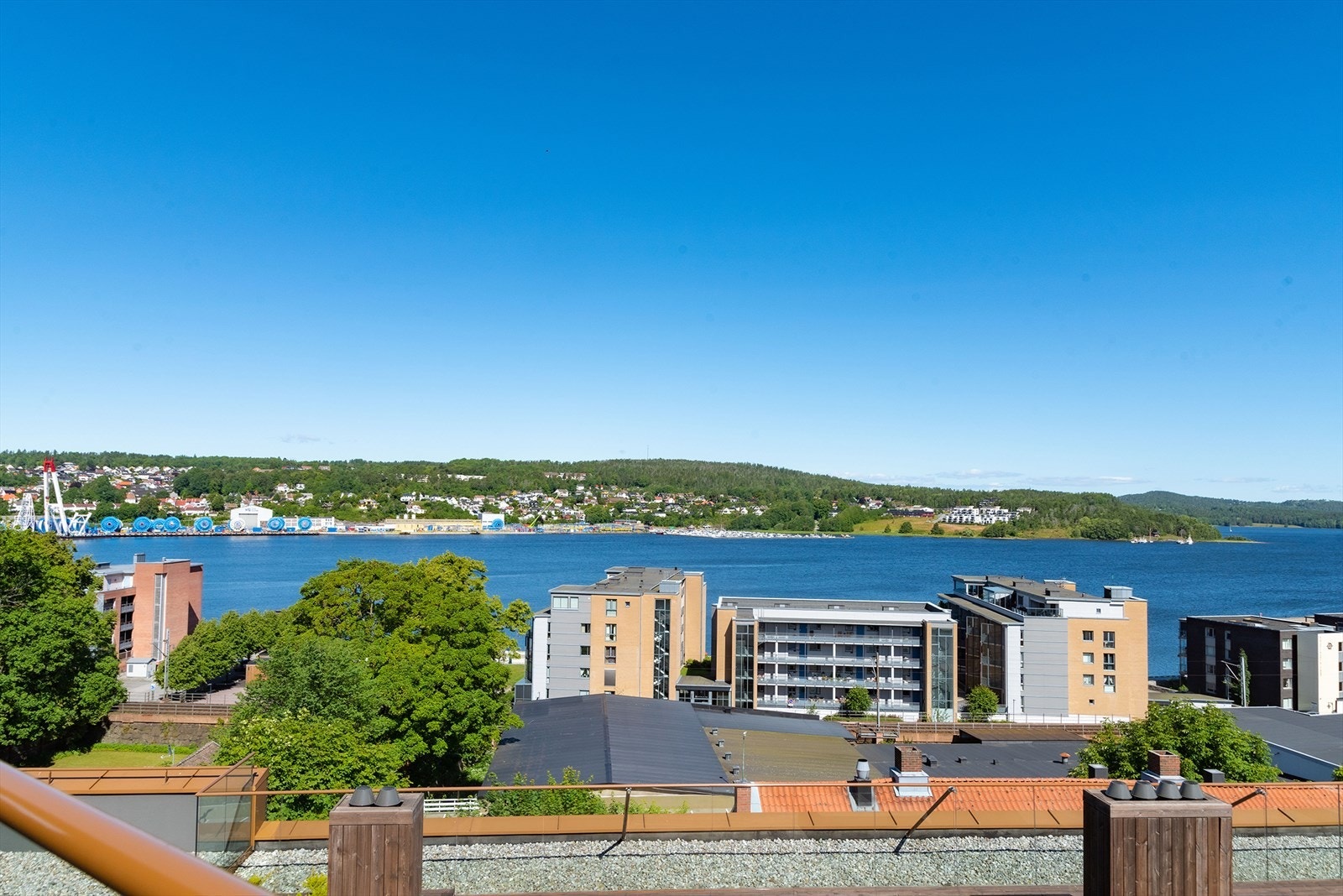 Fra leiligheten er det enkel tilgang til sjelden takterrasse med flott utsikt - midt i sentrum! Galleribilde