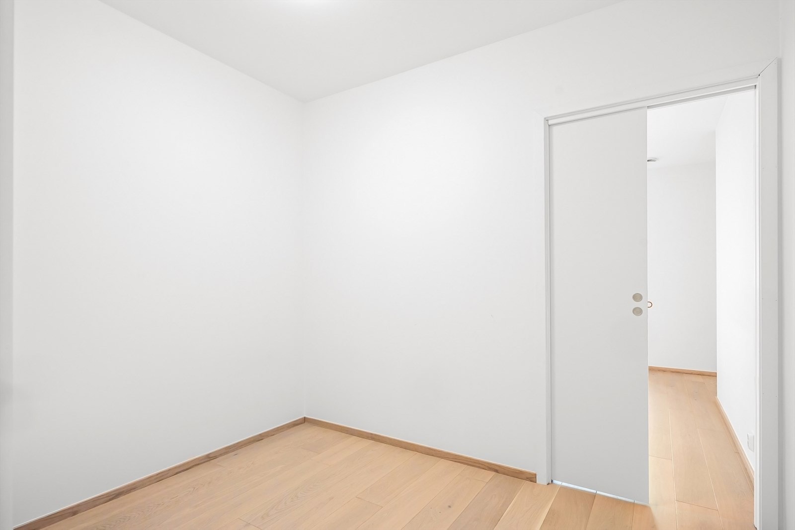 Hovedsoverommet har i tillegg direkte adkomst til walk-in garderoberom klart til å innredes og videre til badet. Galleribilde