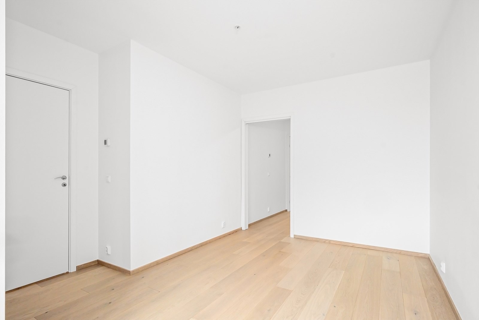 Leiligheten har to gode soverom, begge med 1-stavs eikeparkett som i stue og kjøkken. Galleribilde