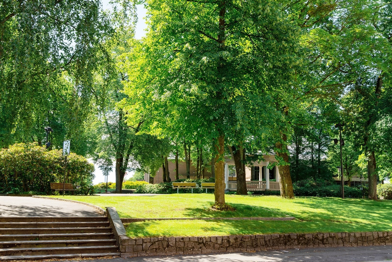 Rett over gaten er hyggelig grønn park med paviljong som blir til skøytebane om vinteren. Galleribilde