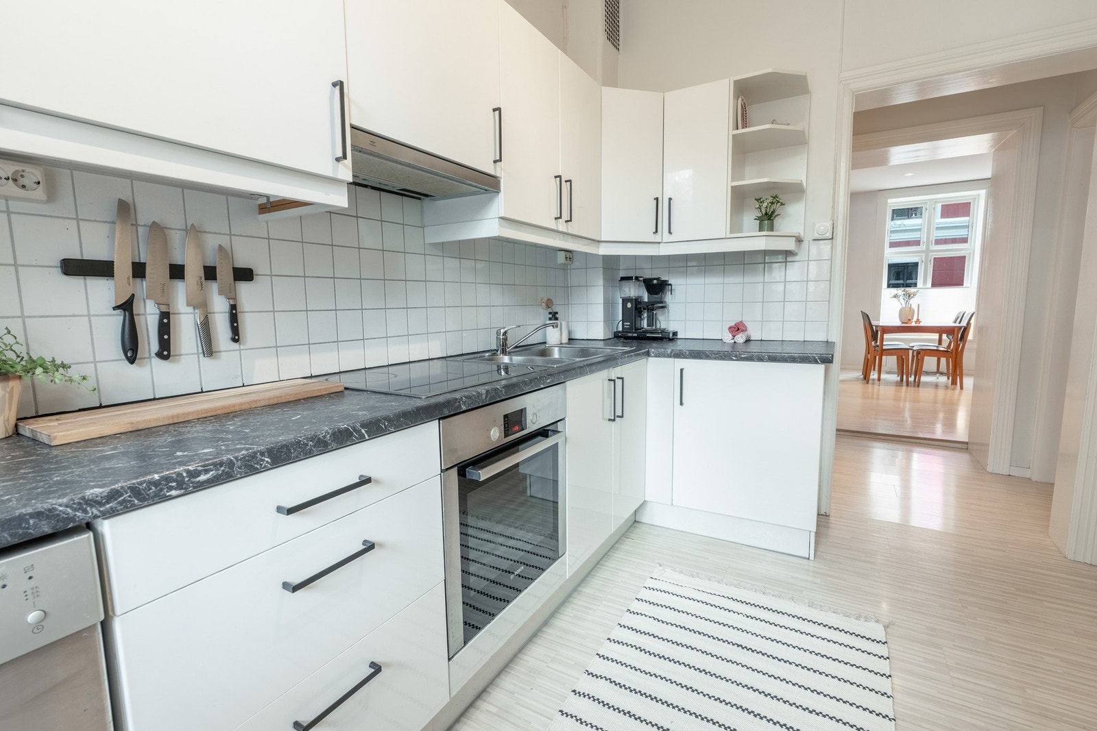 Stekeovn og keramisk platetopp er integrert i innredningen, mens oppvaskmaskin og kjøleskap med frysedel er frittstående. Galleribilde