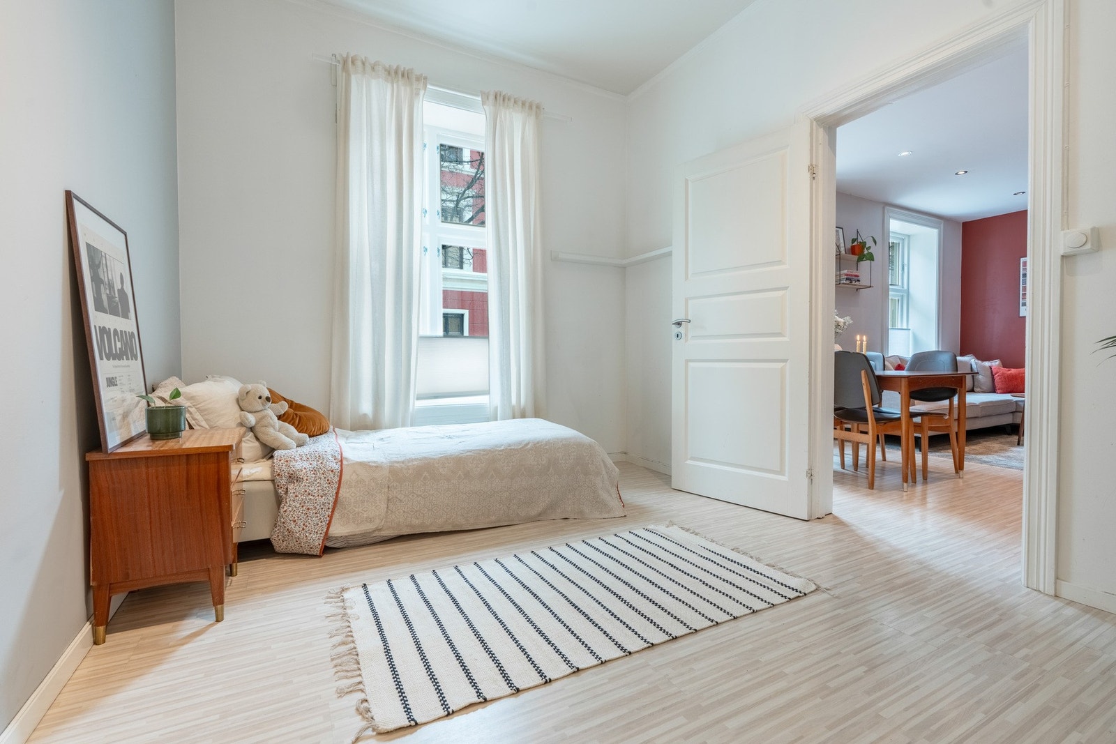 Overflatene er malt i en delikat fargetone. Galleribilde