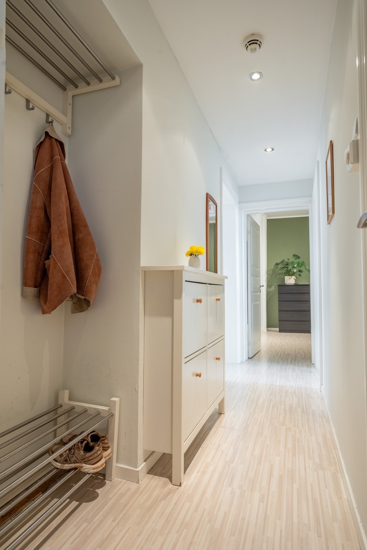 Innbydende entré med god plass til oppheng av yttertøy. Galleribilde