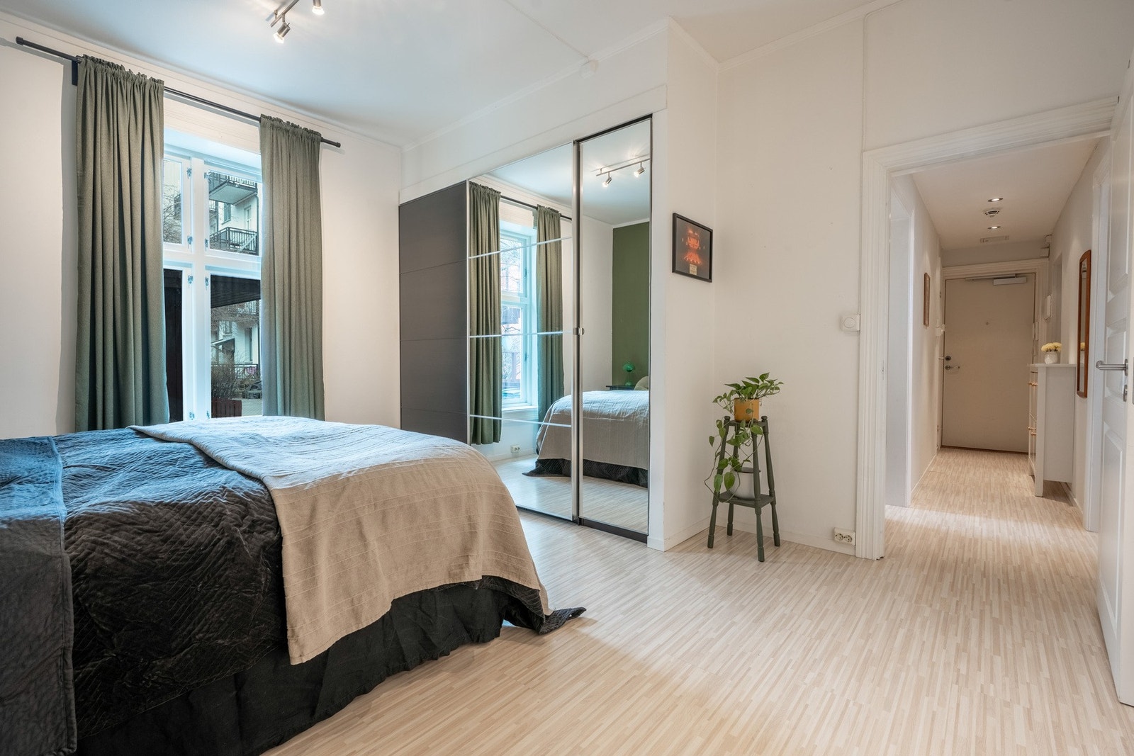 Rommet er innredet med skyvedørsgarderobe. Galleribilde