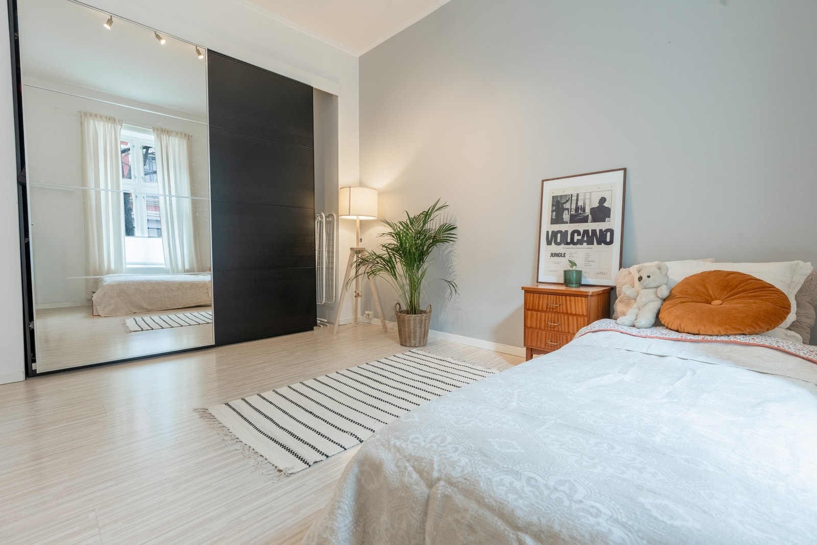 Skyvedørsgarderobe som gir god oppbevaringsplass. Galleribilde