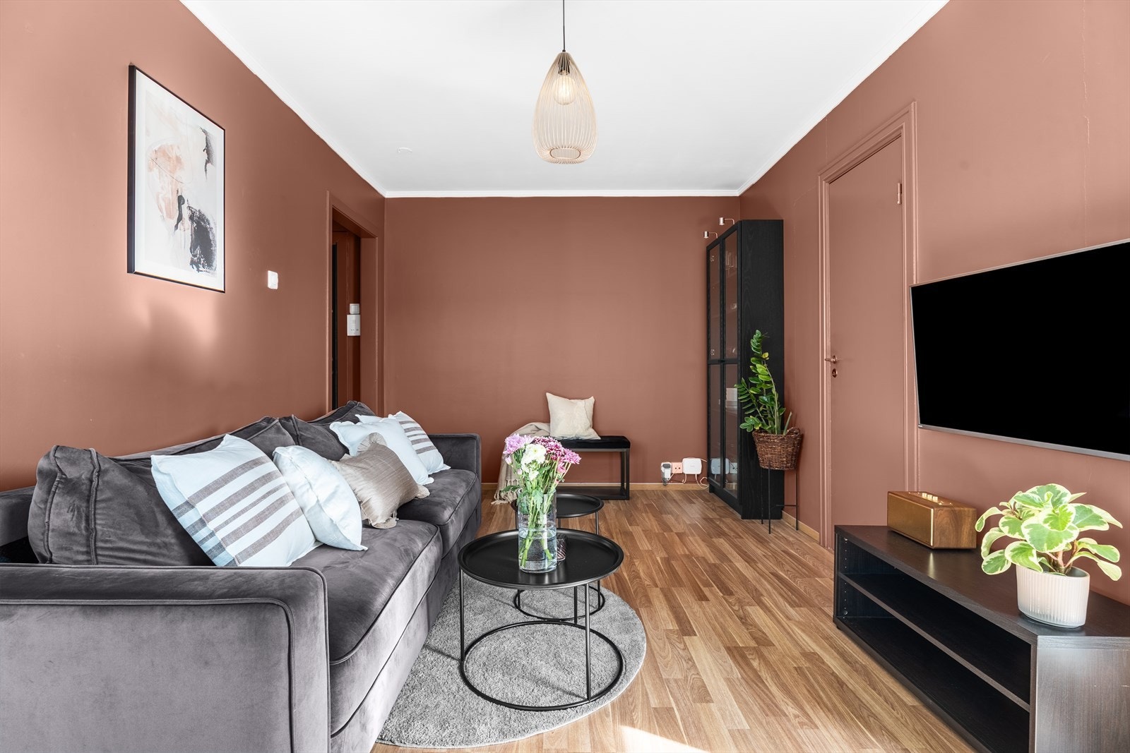 Gjennomgående laminatgulv og glatte, malte veggflater gir et helhetlig inntrykk. Galleribilde