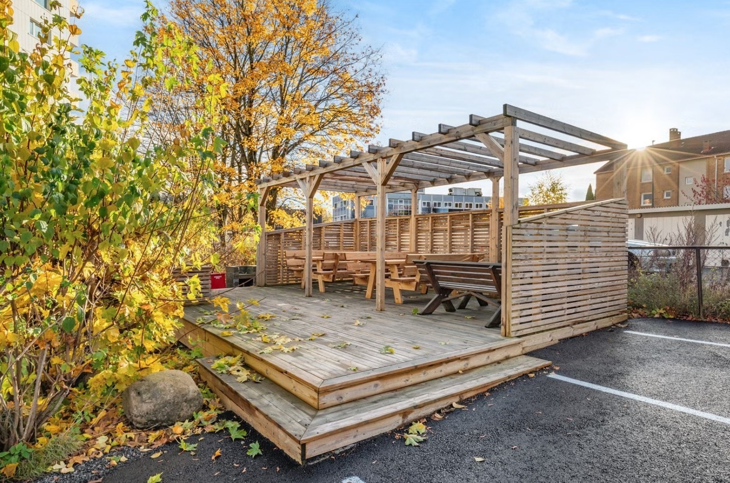 Borettslagets fellesareal inkluderer en hyggelig og skjermet uteplass med pergola og sittegrupper. Galleribilde
