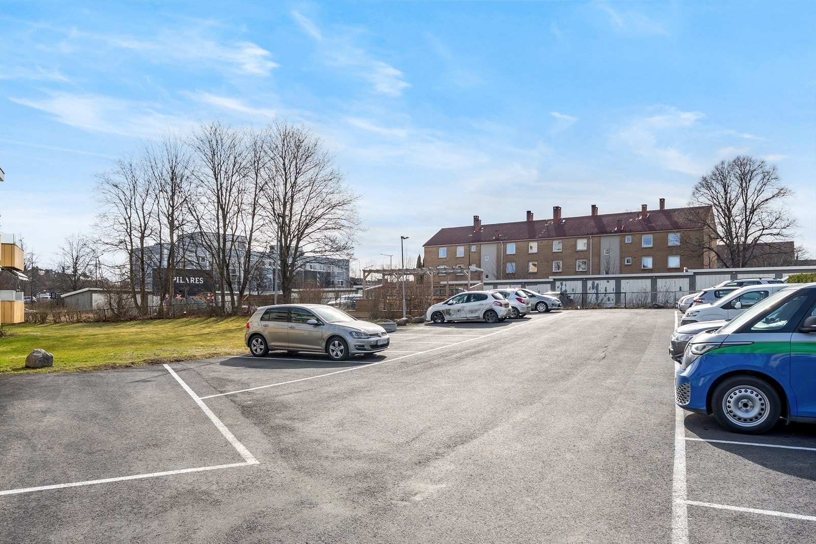 Borettslaget tilbyr 7 faste utleieplasser foran inngangspartiet samt fellesparkering innerst på tomta, hvor el-billading er etablert. Galleribilde