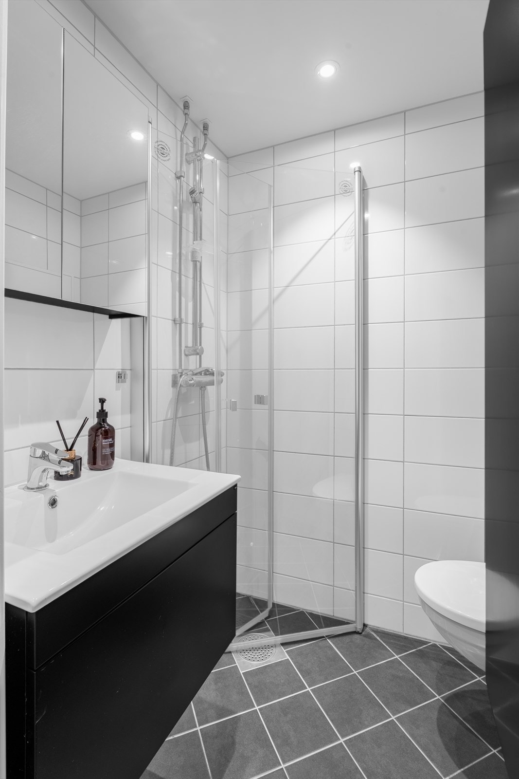 Badet ble modernisert i 2018 i regi av borettslaget. Rommet er helfliset og har termostatstyrte varmekabler i gulvet. Himlingen er nedsenket med innfelte downlights. Galleribilde