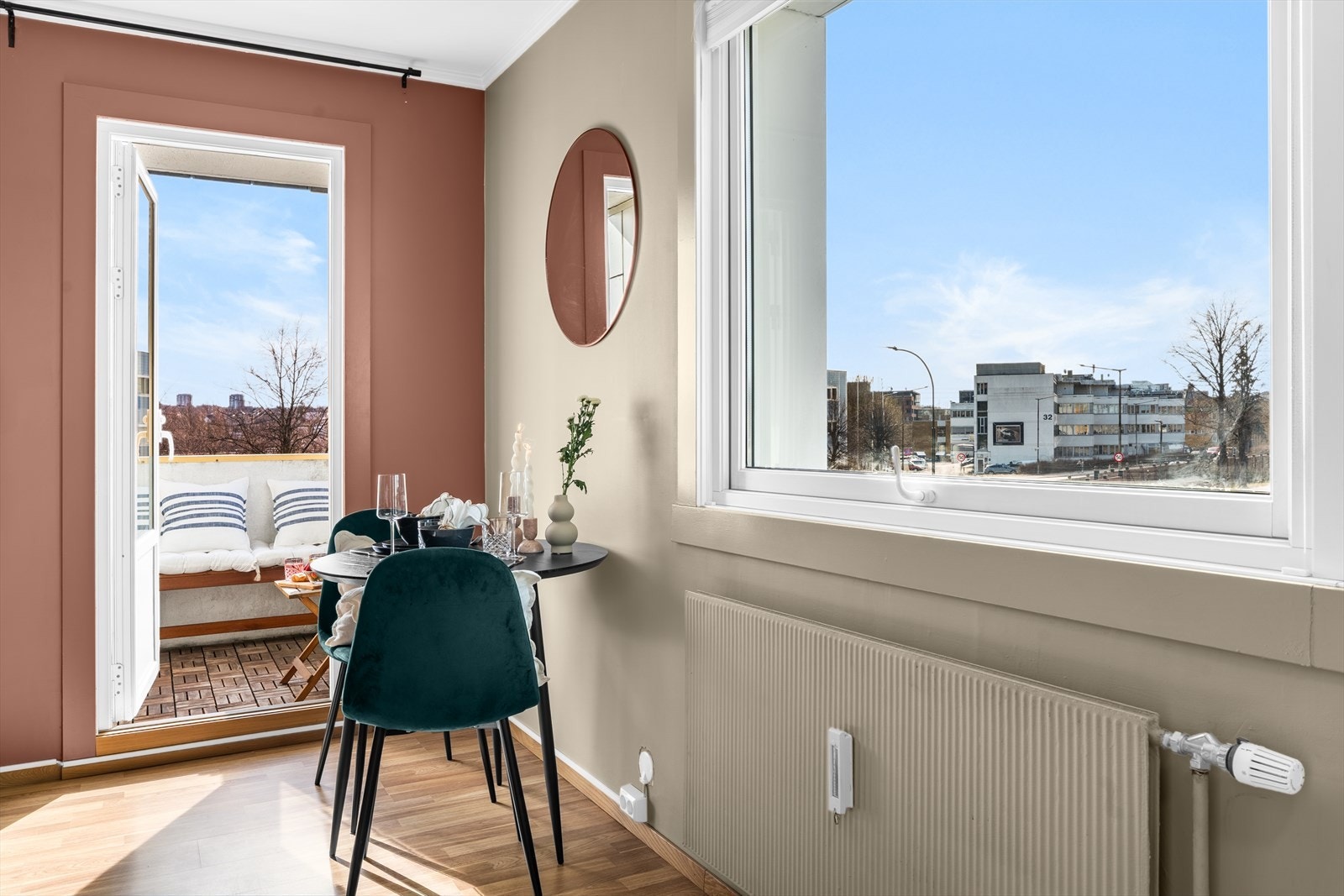 Fra spiseplassen ser du rett ut på balkongen. Fin og sosial løsning! Galleribilde