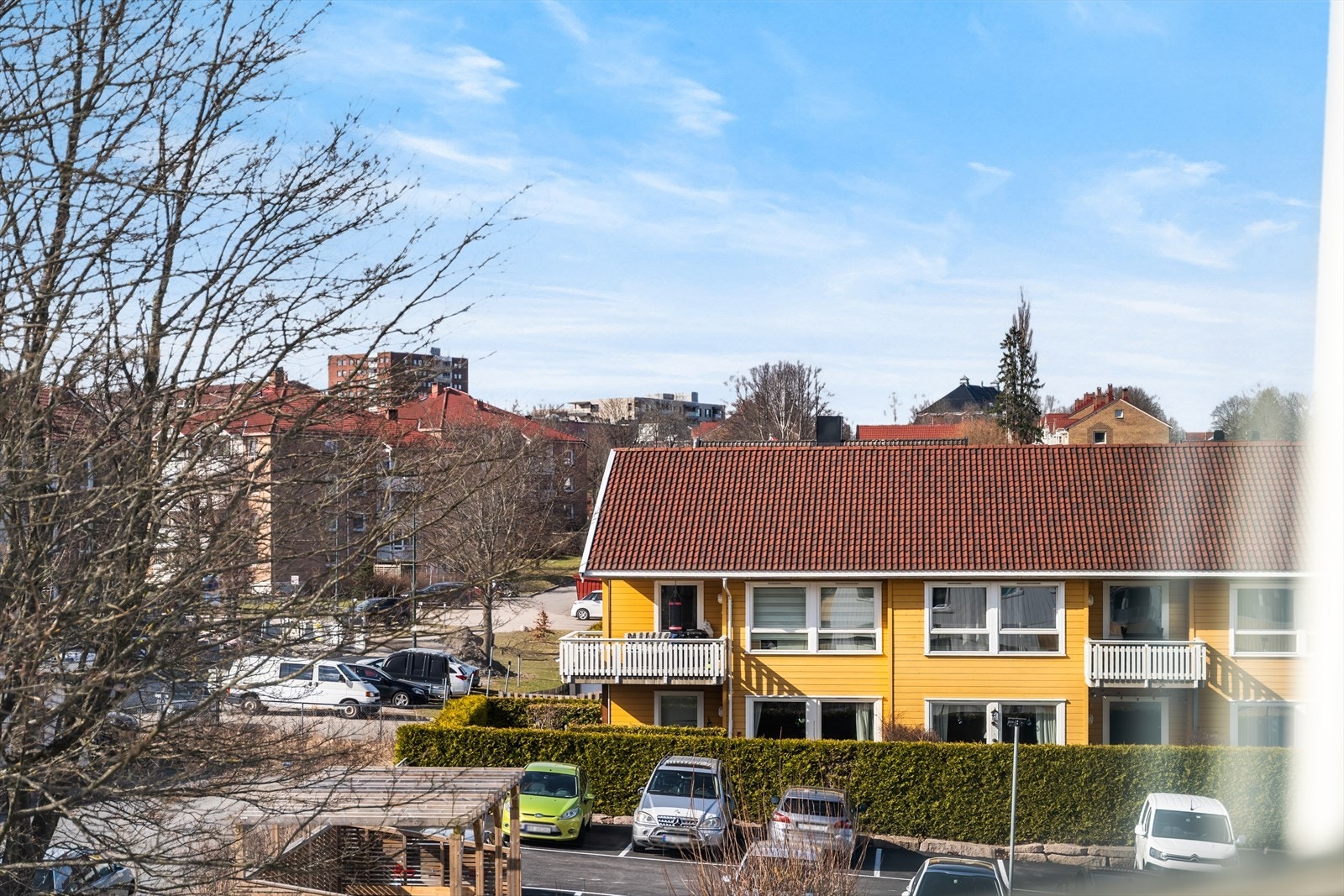 Utsikt over nærområdet fra leiligheten. Galleribilde