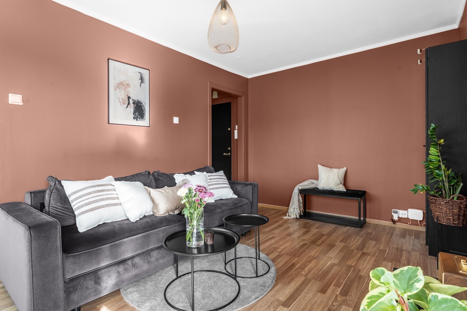 Stuen har god plass til sofagruppe og diverse møbleringsmulighetene. Galleribilde