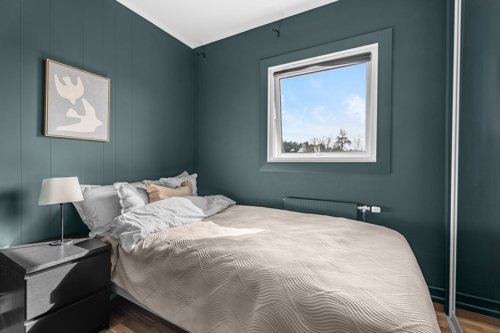 Soverommet har plass til dobbeltseng og nattbord. Veggene er kledd med malt panel. Galleribilde