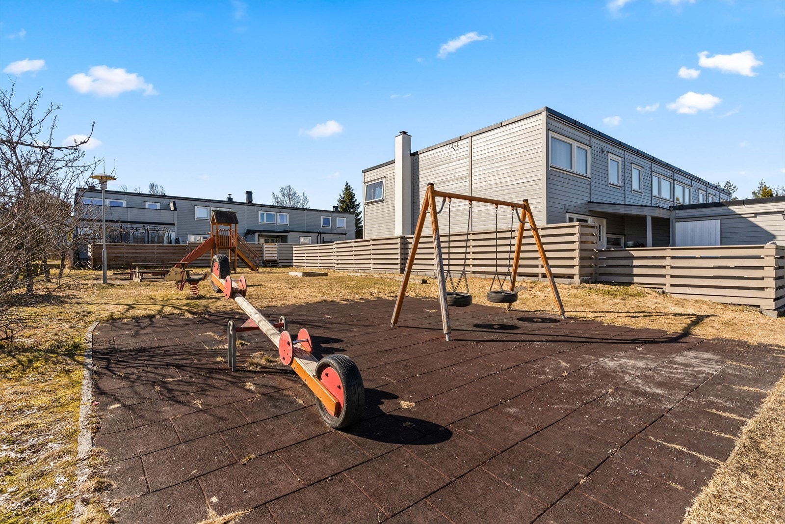 Perfekt med borettslagets lekeplass rett ovenfor inngangspartiet til boligen Galleribilde