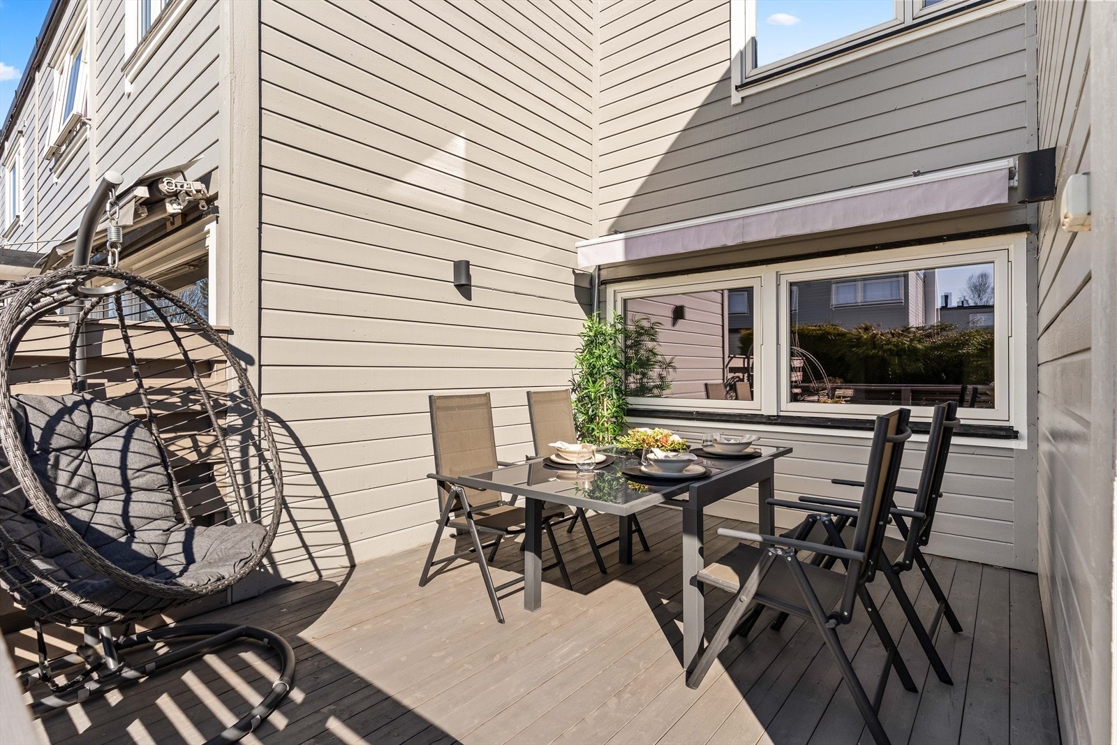 Ved inngangspartiet er det en terrasse på 13 kvm med god plass til en romslig sittegruppe, grill og beplantning. Galleribilde