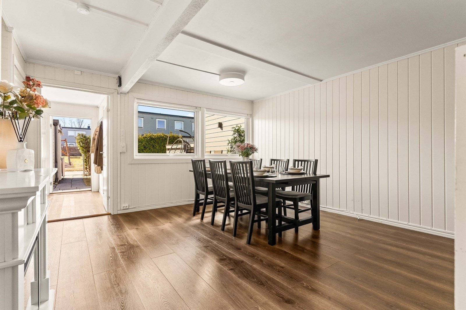 Det er god plass til et stort spisebord med plass til både familie og venner på et hyggelig måltid. Galleribilde