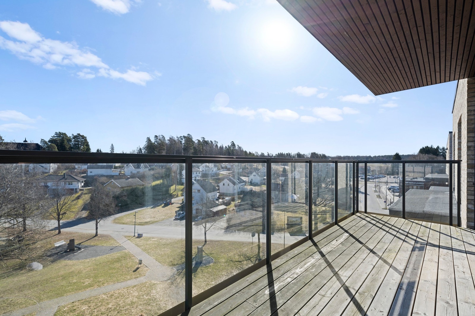 Balkongen ligger høyt og fritt vendt mot flotte grøntområder og park. Galleribilde