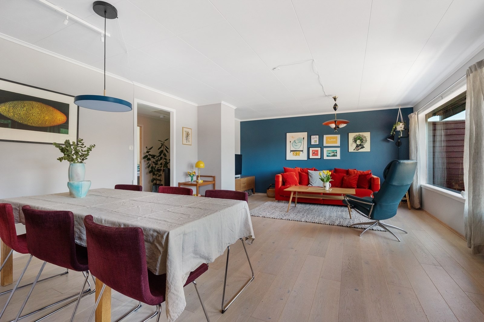 Stuen har en åpen og sosial planløsning mot spisestuen. Galleribilde