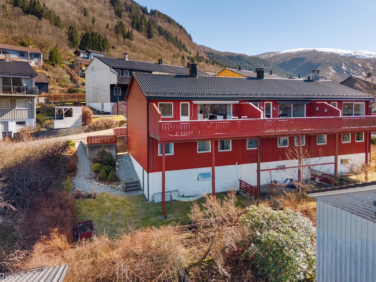 Boligen har en sentral beliggenhet i et etablert og rolig område i Indre Arna. Her har du kort vei til Øyrane Torg, butikk, skole, kollektivtransport og flotte turområder. Galleribilde