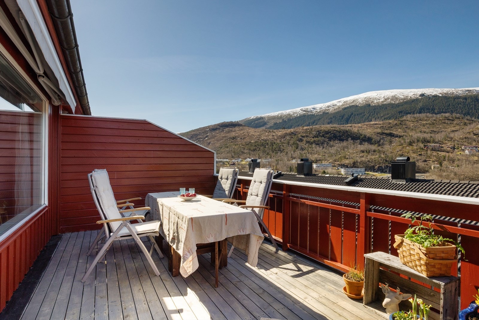Fra stuen er det utgang til solrik altan. Galleribilde