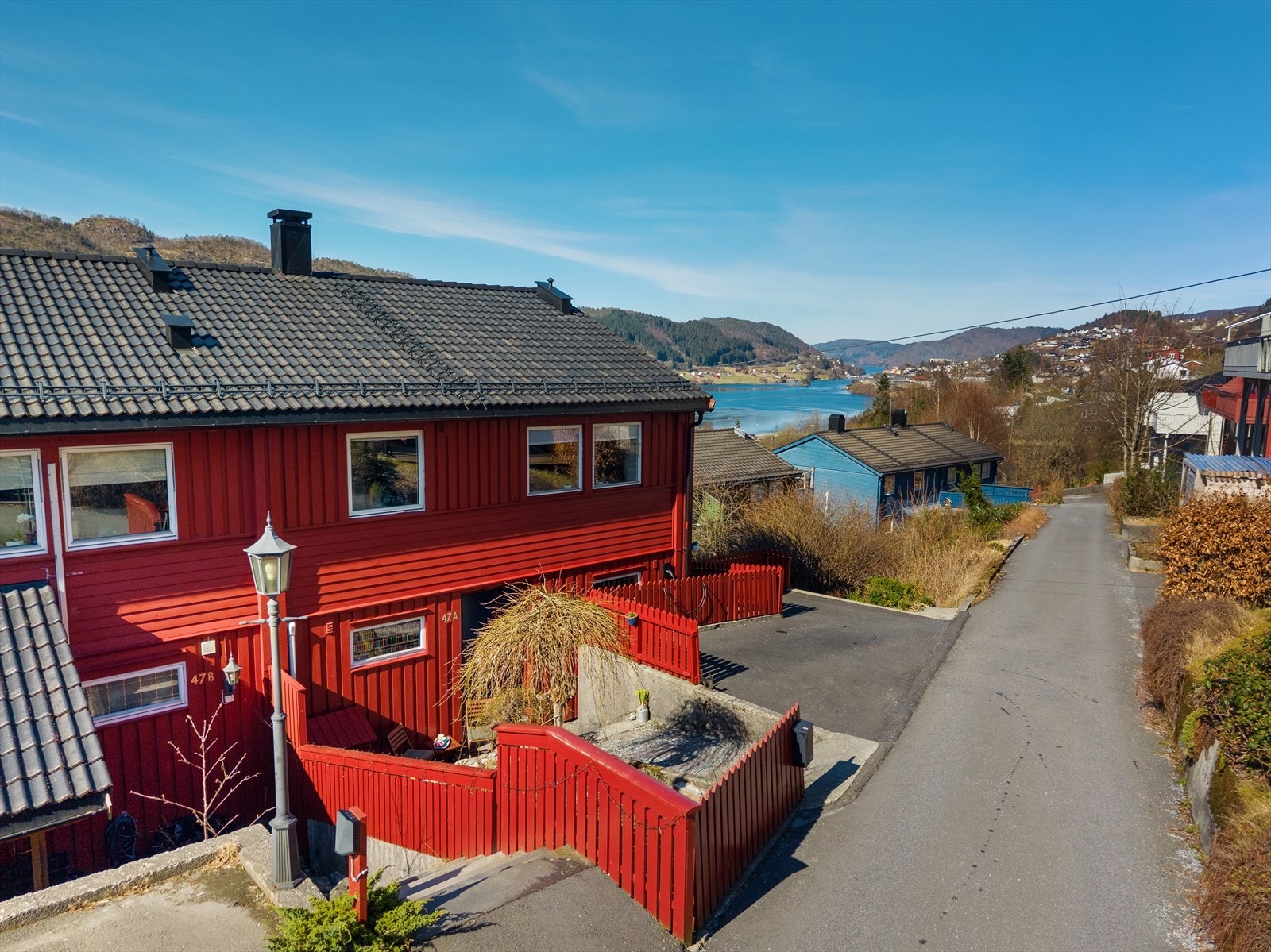 Parkering for 2 biler på egen tomt - el-bil lader. Galleribilde