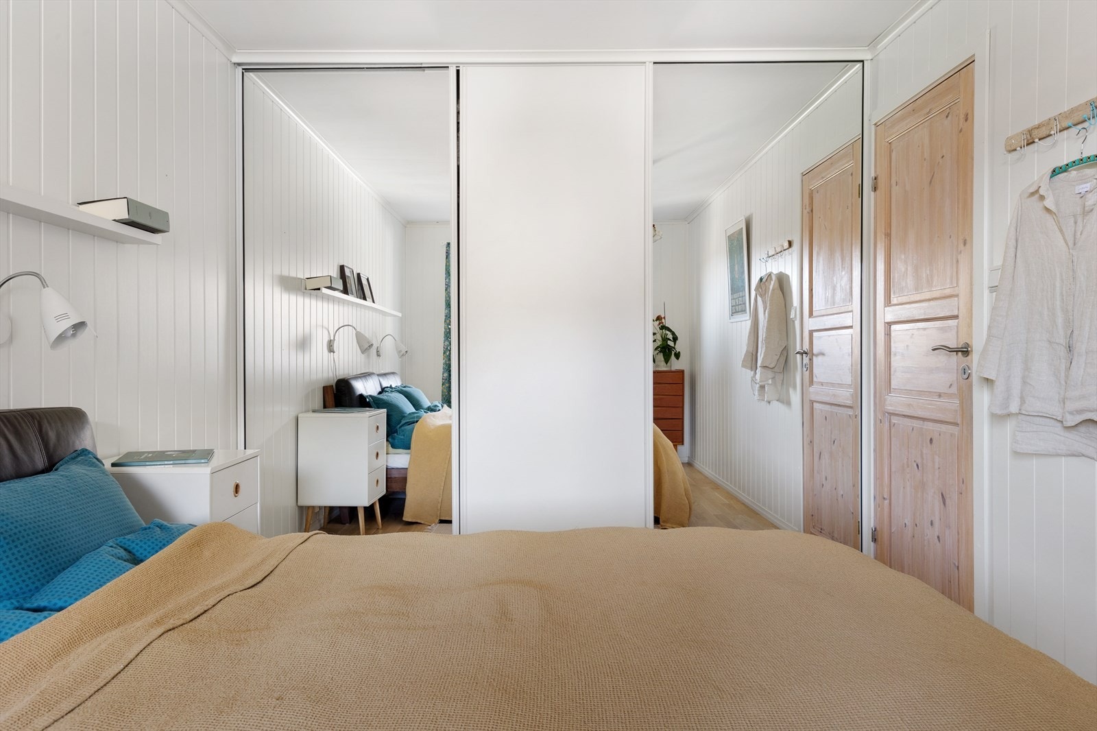 Dette soverommet har en praktisk skyvedørsgarderobe. Galleribilde