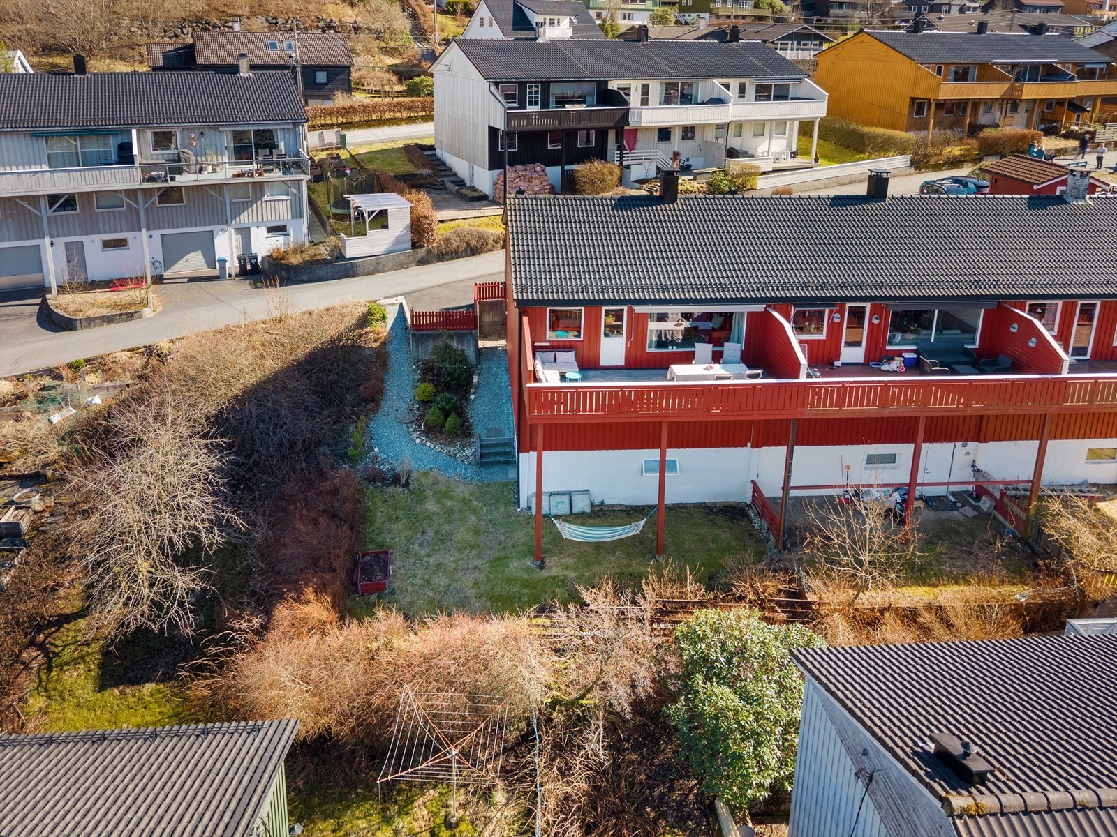 Innholdsrikt enderekkehus med attraktiv beliggenhet og gode solforhold. Galleribilde