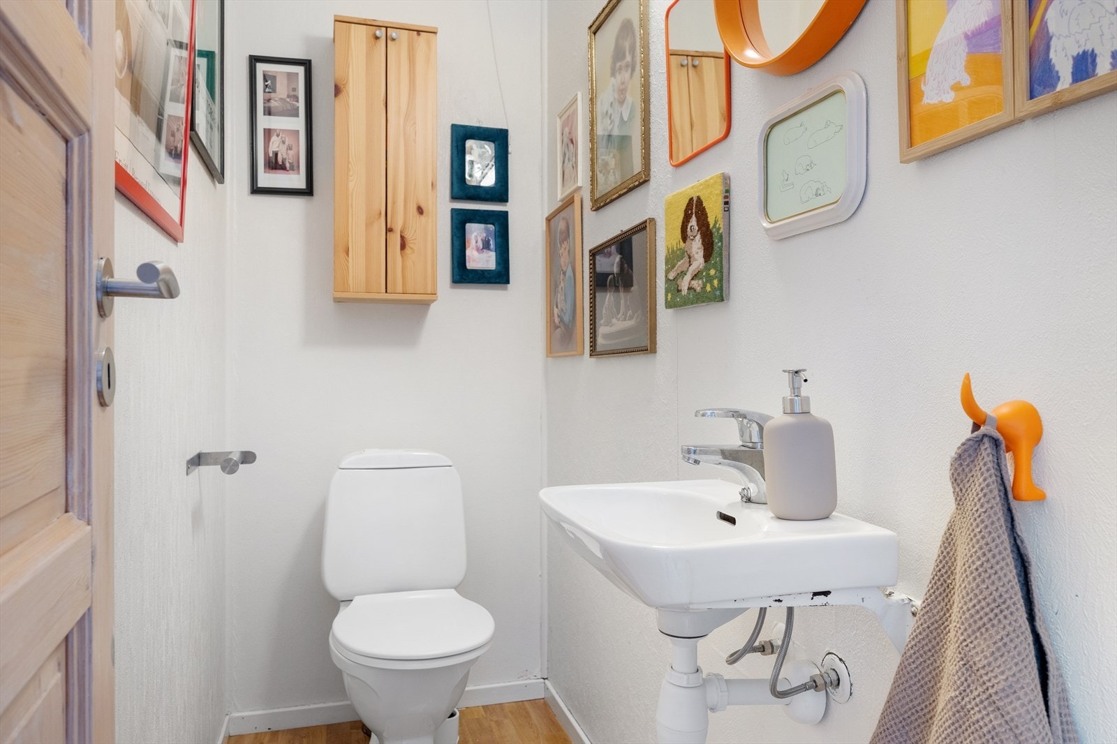 I denne etasjen er det også eget toalettrom med wc og servant. Galleribilde