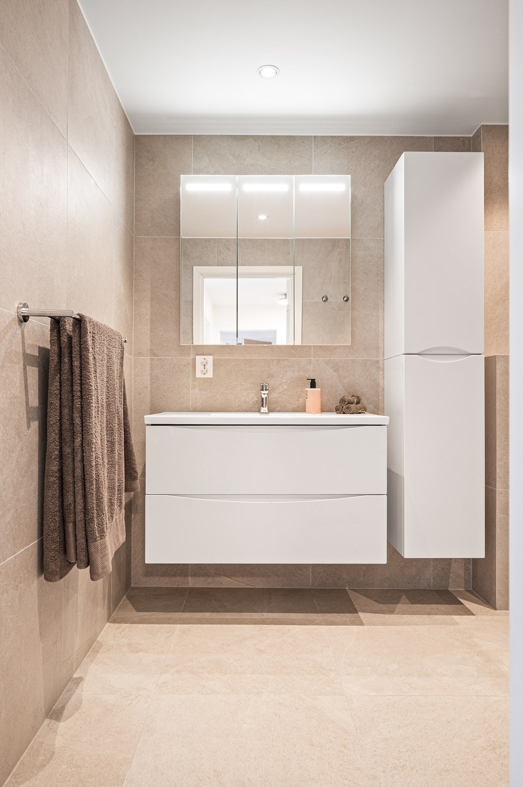 Baderommet har flotte løsninger og eletriske varmekabler i gulv. Galleribilde