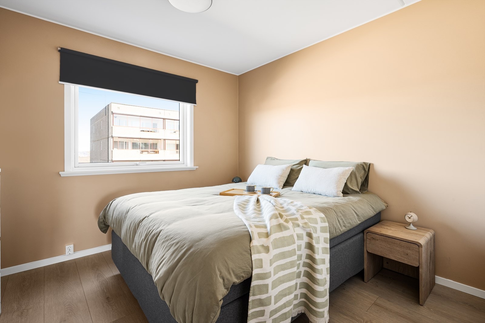 Leiligheten har et lyst og romslig hovedsoverom med plass til stor dobbeltseng og tilhørende nattbord. Galleribilde