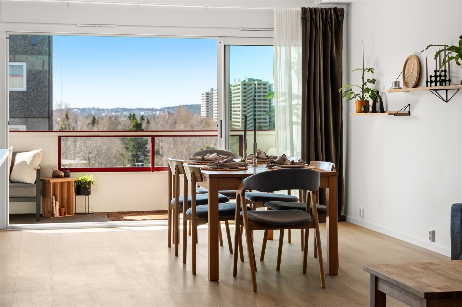 Stuen har store vindusflater som sørger for rikelig med naturlig lys og naturskjønn utsyn. Galleribilde