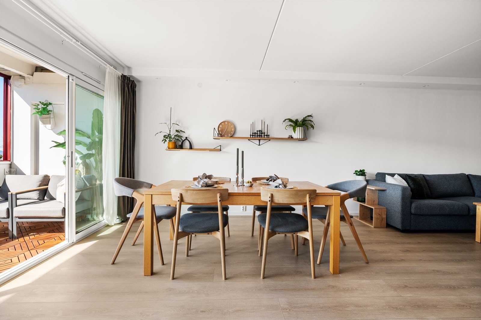 Stuen kan deles inn i naturlige soner for møblering med god plass til et stort spisebord, sofagruppe, stor TV og annet ønsket møblement. Galleribilde