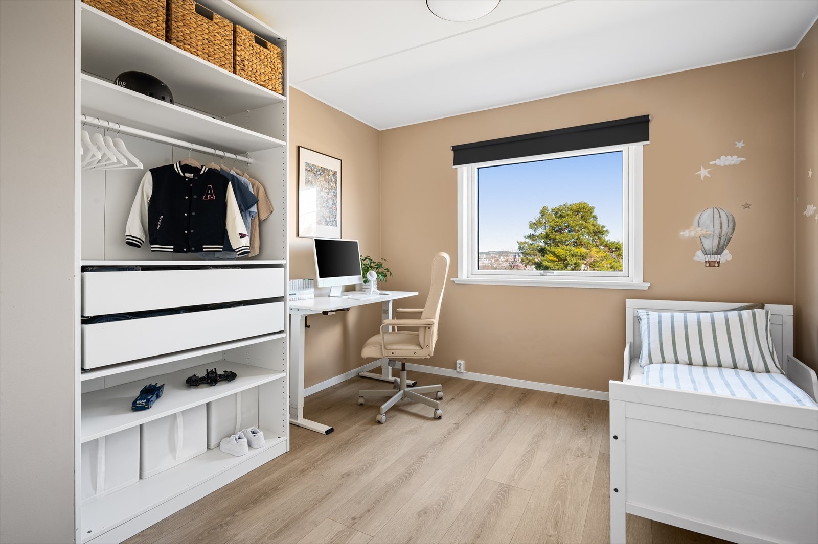 Soverom II er av god størrelse og er i dag innredet med enkeltseng, skrivebord og et åpent garderobeskap. Galleribilde