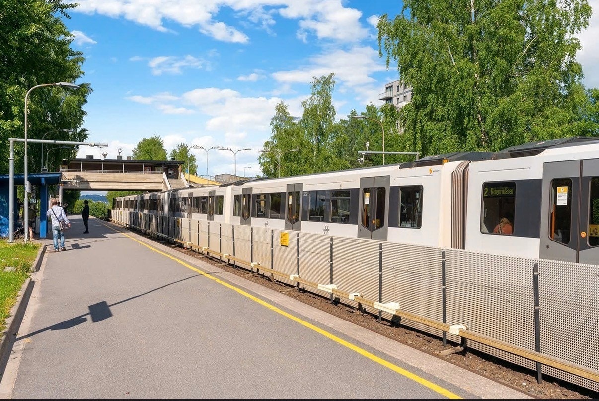 Fra leiligheten er det ca. 300 meter til Haugerud t-banestasjon som tar deg raskt inn til sentrum på ca. 15 minutter. Galleribilde