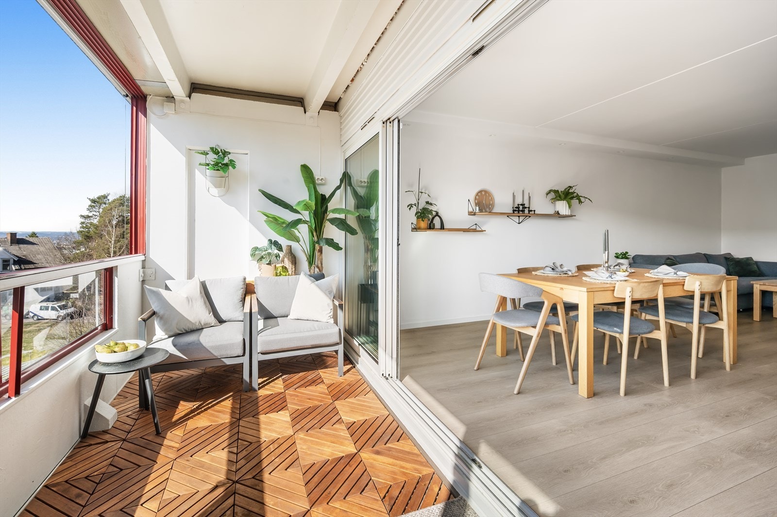 Balkongen oppleves som en herlig forlengelse av stuen hele året rundt med praktiske skyvedører. Galleribilde