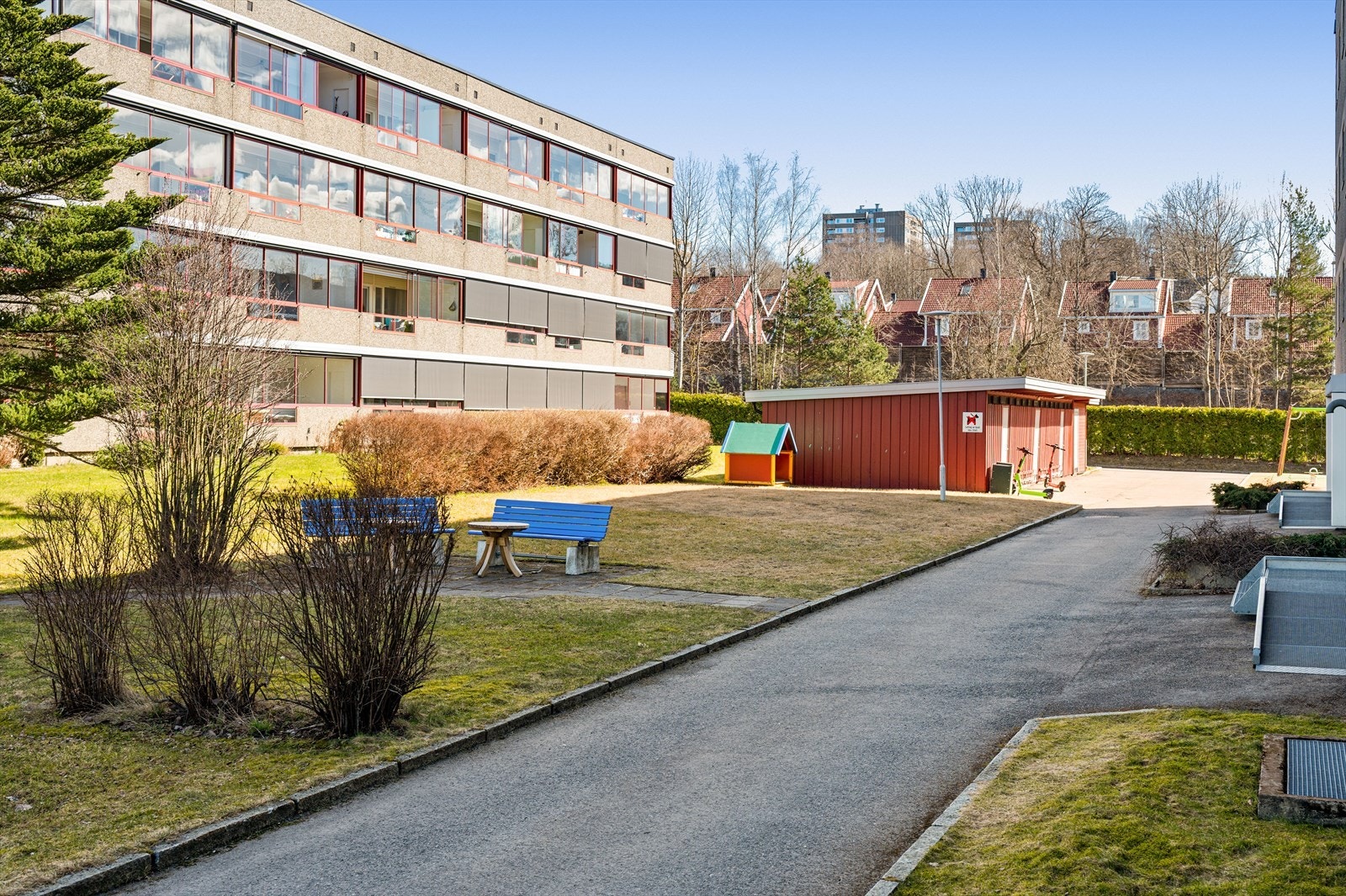 Flotte fellesområder med grøntareal, sittegrupper og lekeplass. Galleribilde