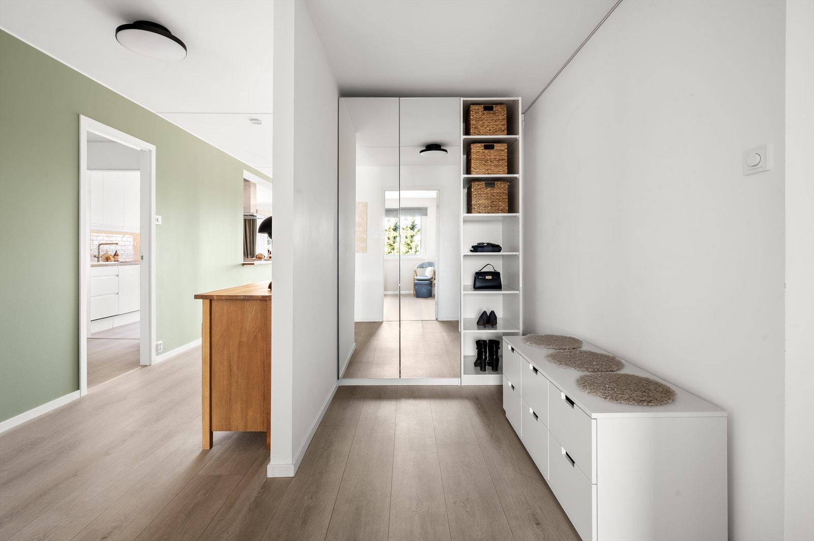 I 2023 ble en innvendig bod åpnet opp i inngangspartiet, så her er det rikelig med plass til oppbevaring av sko og yttertøy. Galleribilde