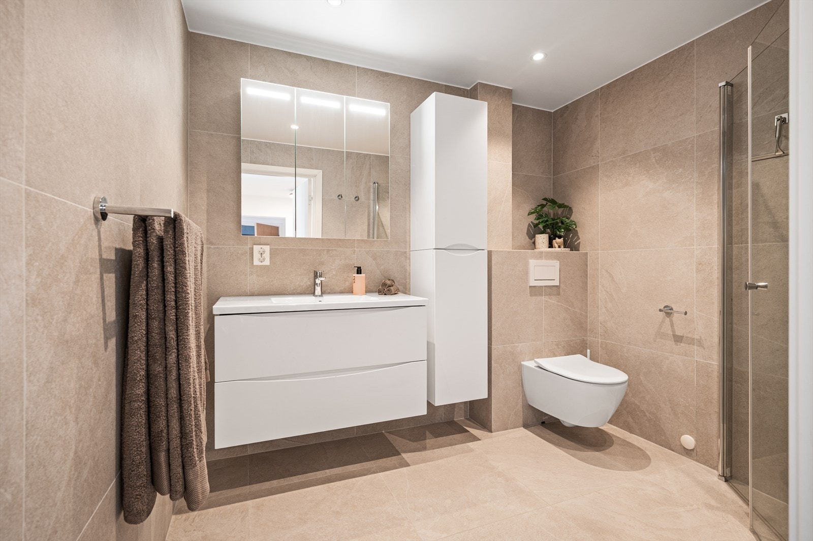 Helt nytt baderom fra 2023 med våtromsgaranti frem til 2028 og tetthetsgaranti til 2033. Galleribilde