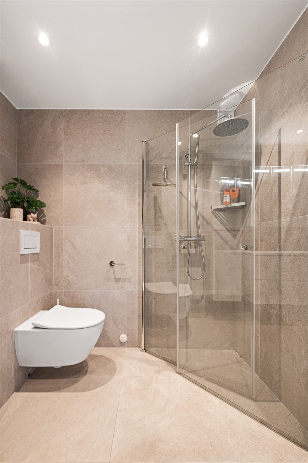 I forbindelse med oppussingen ble bad og separat wc-rom slått sammen, og det ble bygget et større, utvidet baderom. Galleribilde