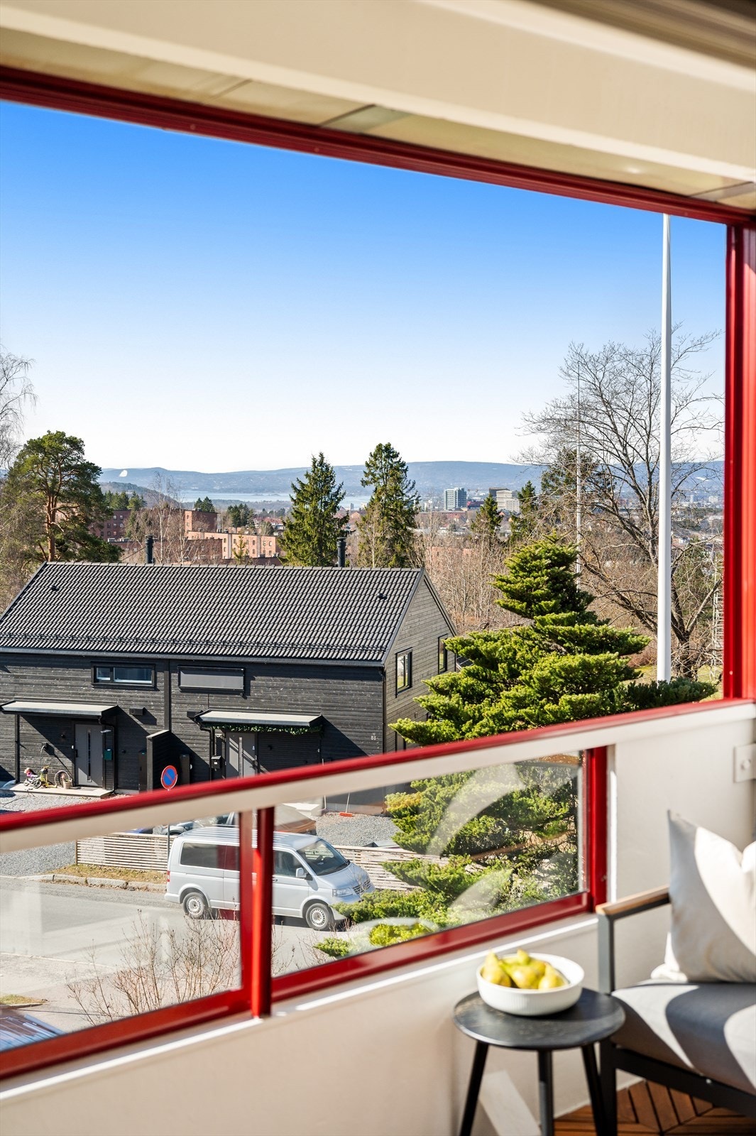 Nydelig utsikt fra balkongen som strekker seg til Oslofjorden. Selger opplyser at man får sol hele året rundt på balkongen, og her kan man nyte vakre solnedganger om sommeren. Galleribilde