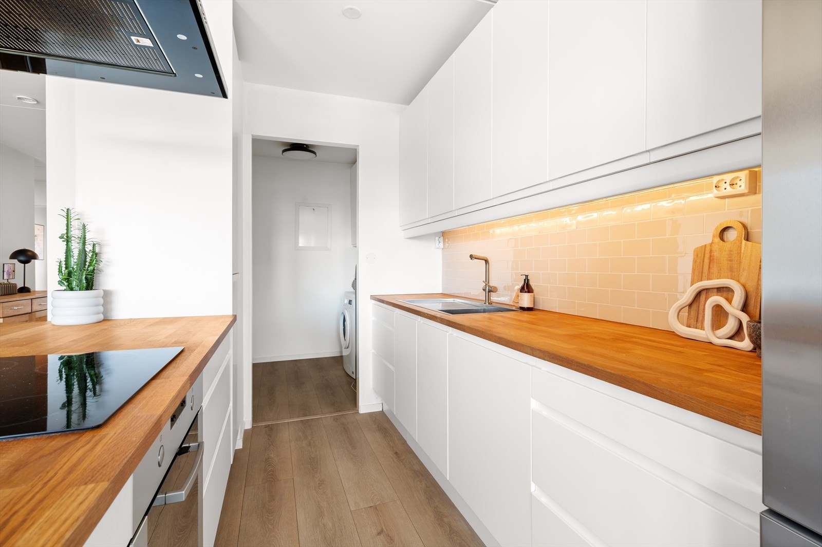 I tilknytning til kjøkkenet har man også et grovkjøkken/vaskerom. Galleribilde