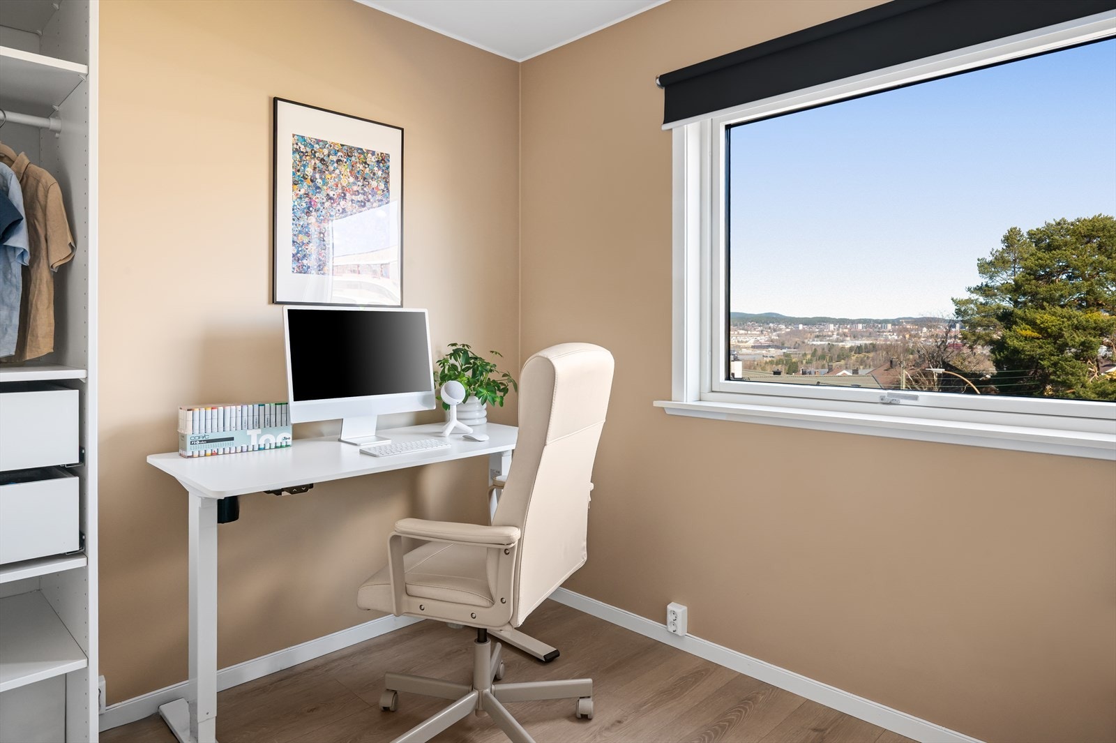 Soverom II har et luftig utsyn fra vindu og gode lysforhold. Galleribilde