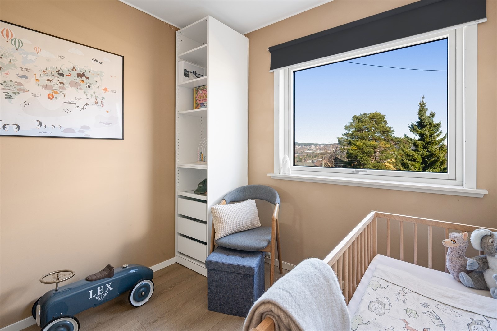 Dette soverommet har også et fint utsyn fra vindu og gode lysforhold. Galleribilde