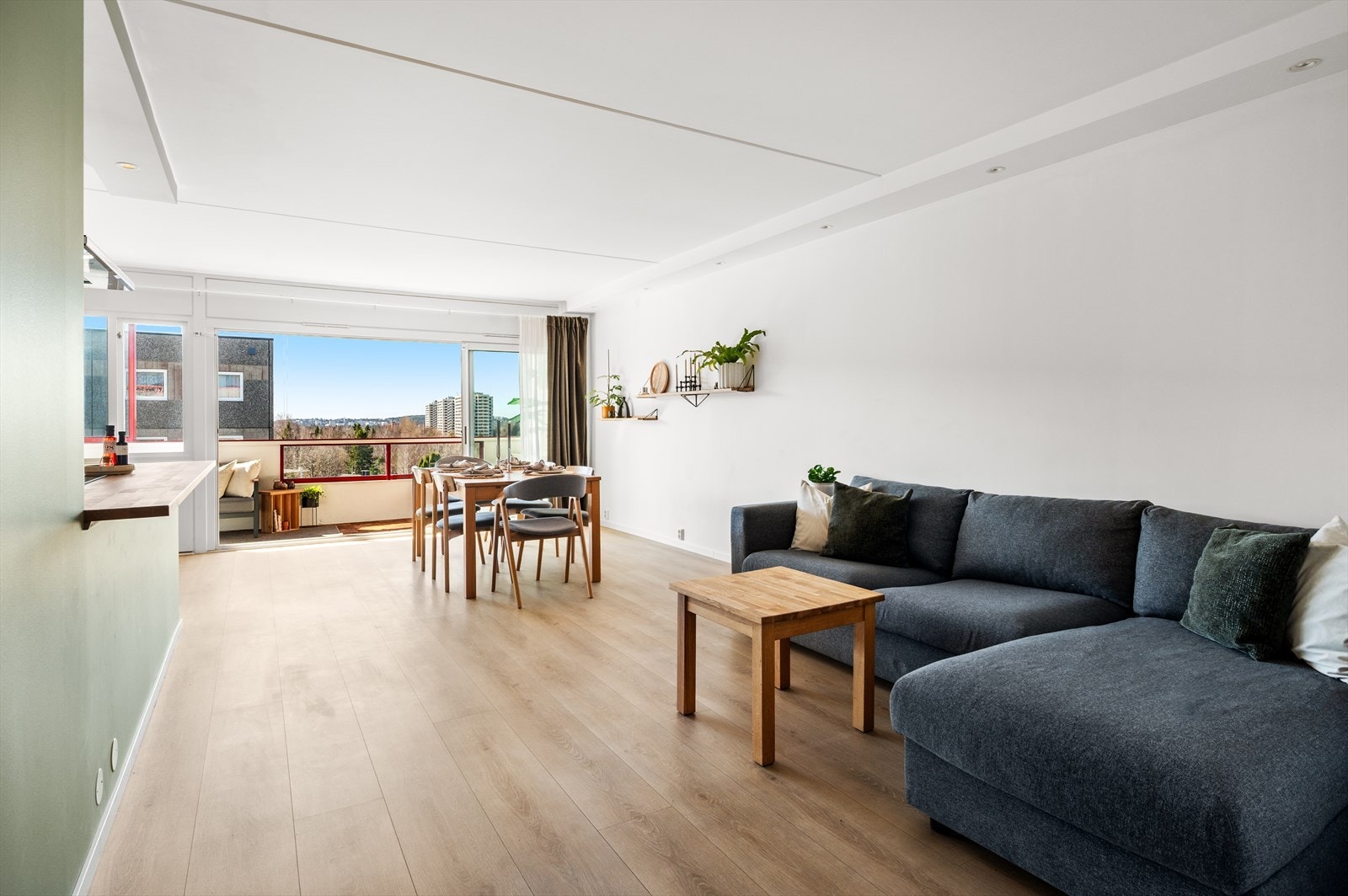 Hele leiligheten ble betydelig oppgradert i 2023 og holder gjennomgående moderne standard. Galleribilde